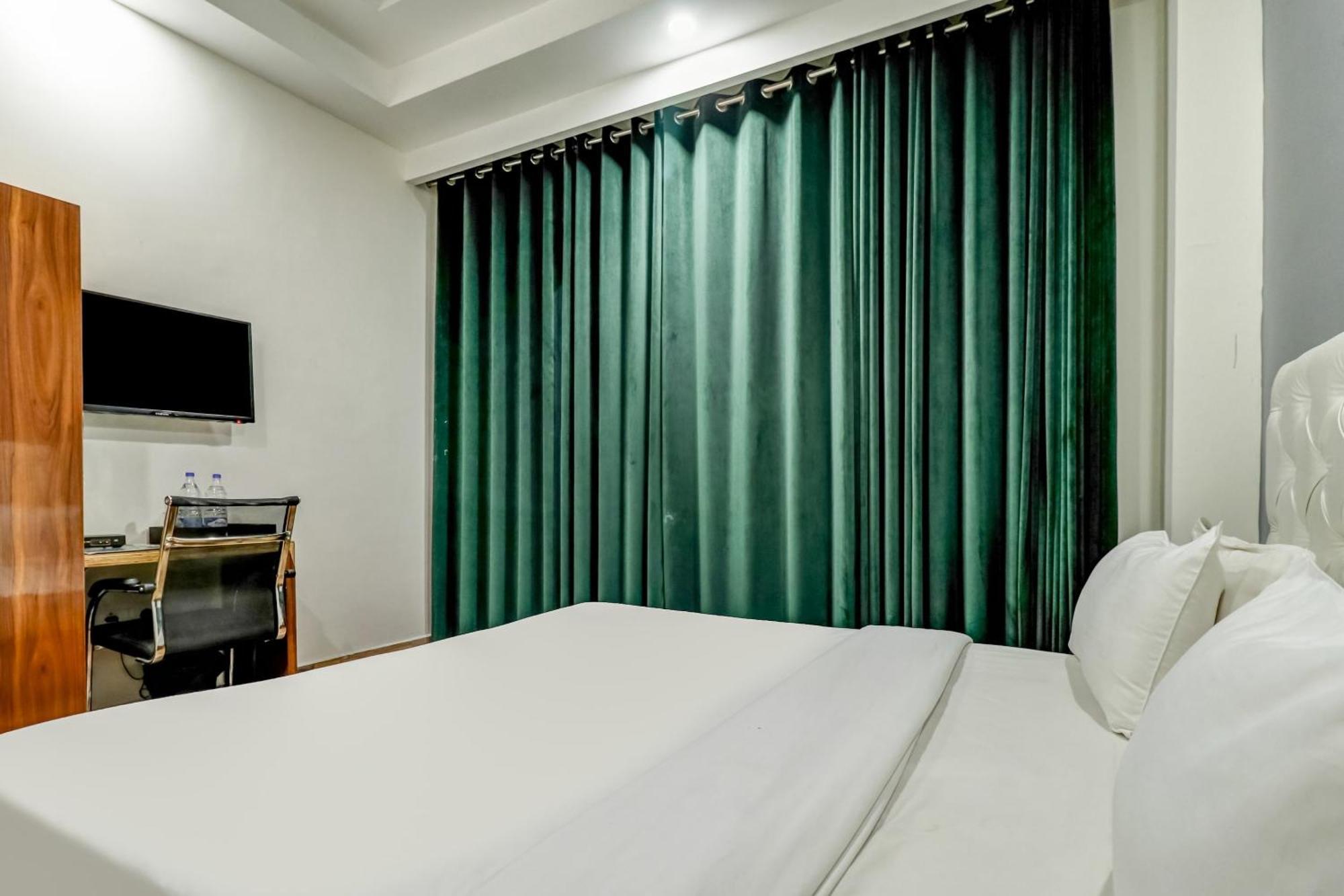 Townhouse Skylight Near Medanta Hospital Hotel Gurgaon Ngoại thất bức ảnh