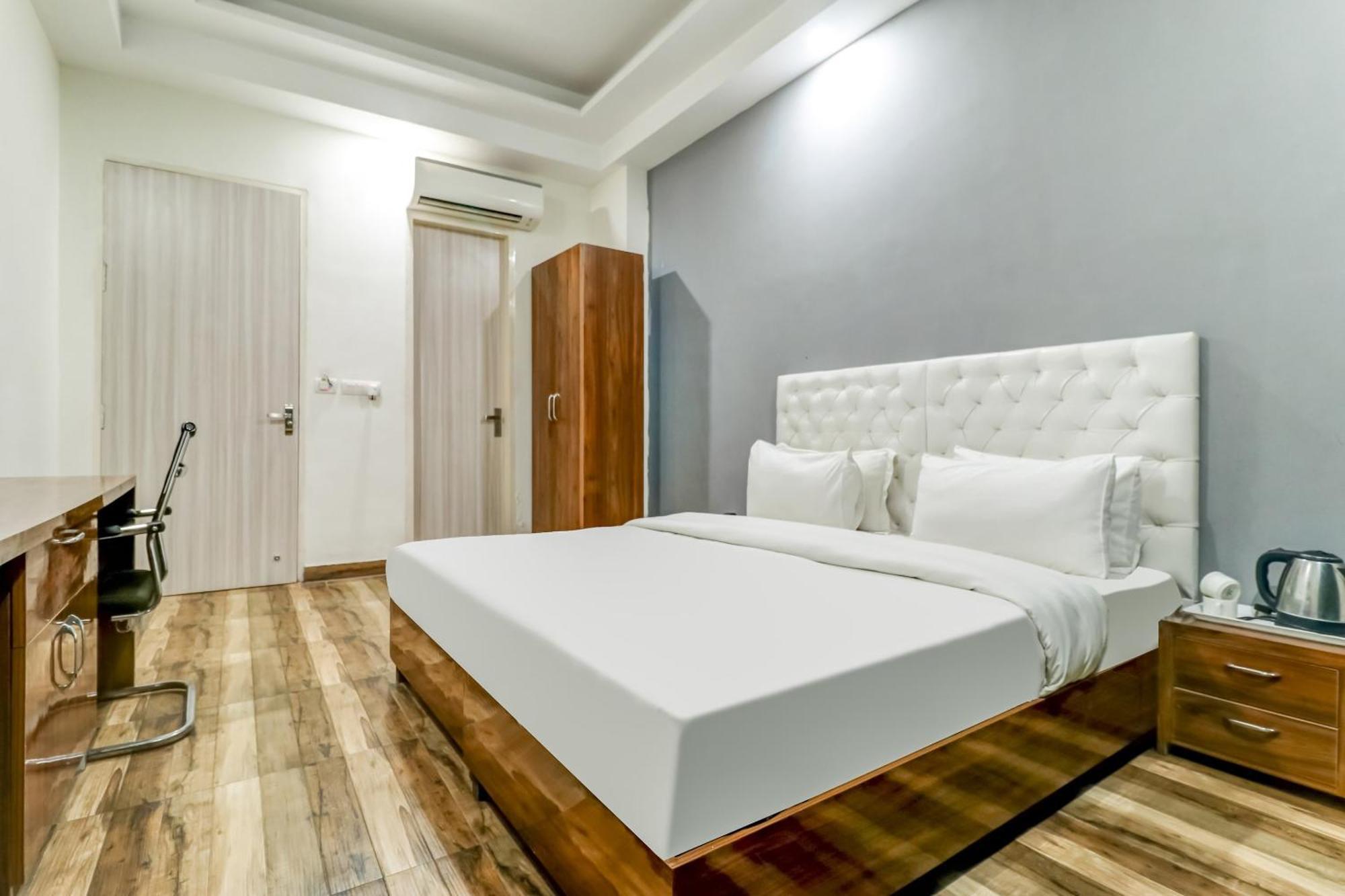 Townhouse Skylight Near Medanta Hospital Hotel Gurgaon Ngoại thất bức ảnh